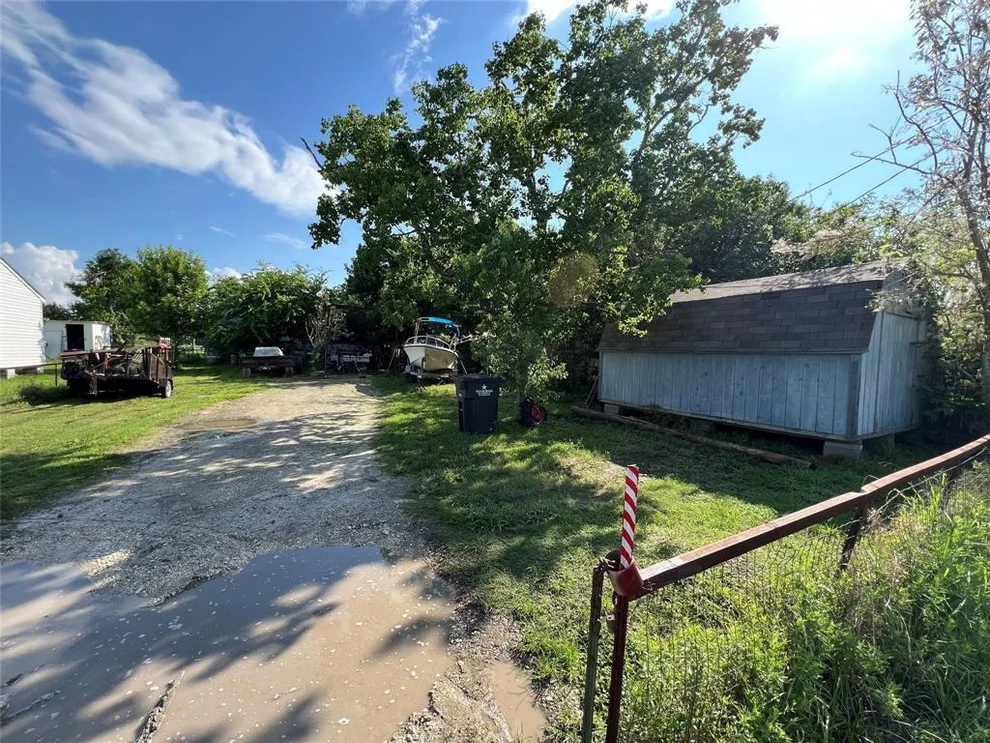 Unit for sale at 2416 E Bayshore Drive, Dickinson, TX 77539