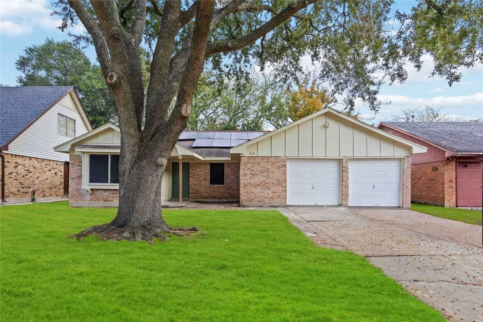 Unit for sale at 719 Crestwood Lane, Missouri City, TX 77489
