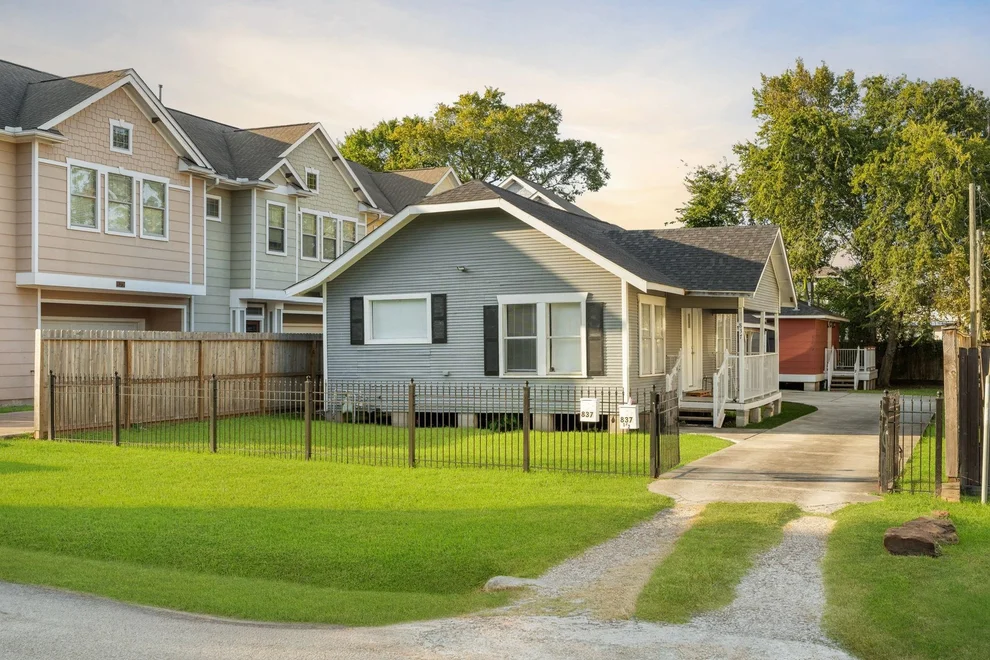 Unit for sale at 837 W 25th Street, Houston, TX 77008
