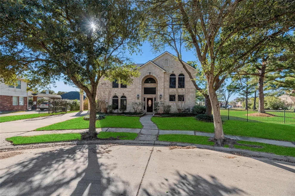 Unit for sale at 17411 Lonesome Dove Trail, Houston, TX 77095