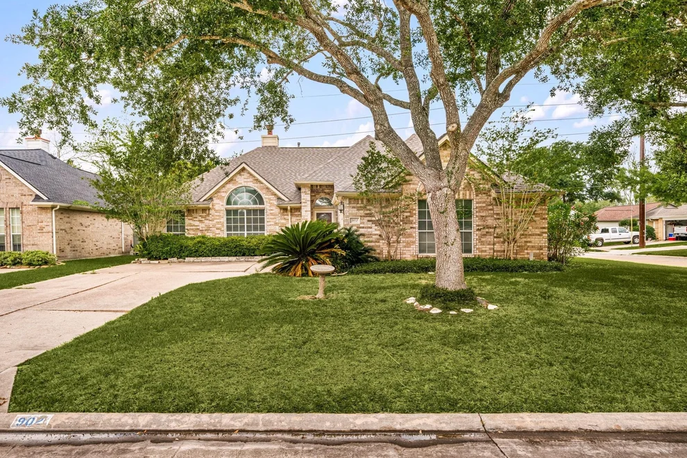 Unit for sale at 902 W Palmcrest Court, Pearland, TX 77584
