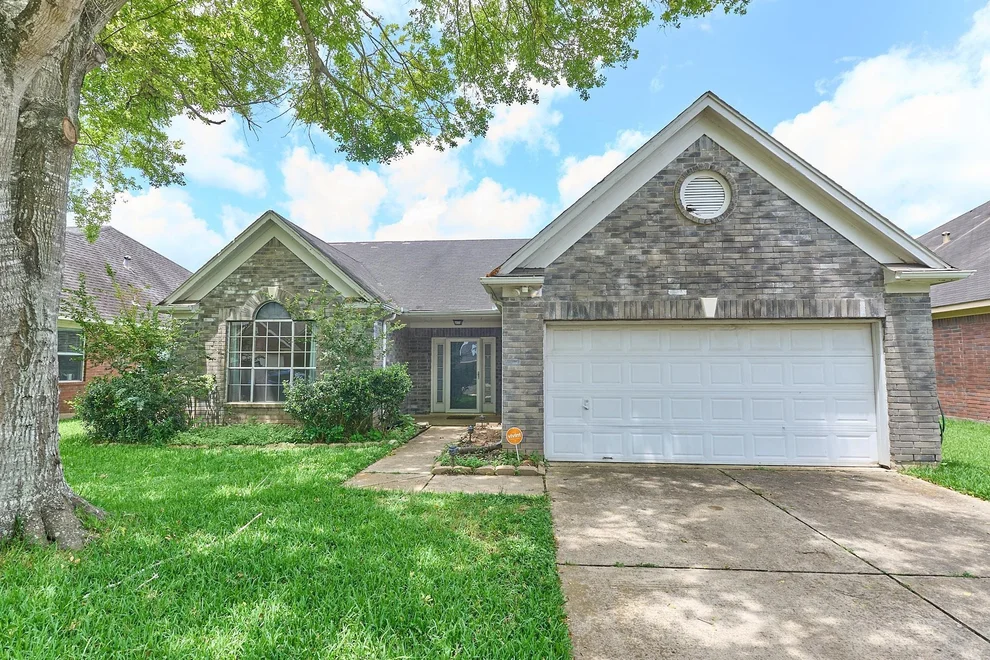 Unit for sale at 2922 Veva Drive, Pearland, TX 77584