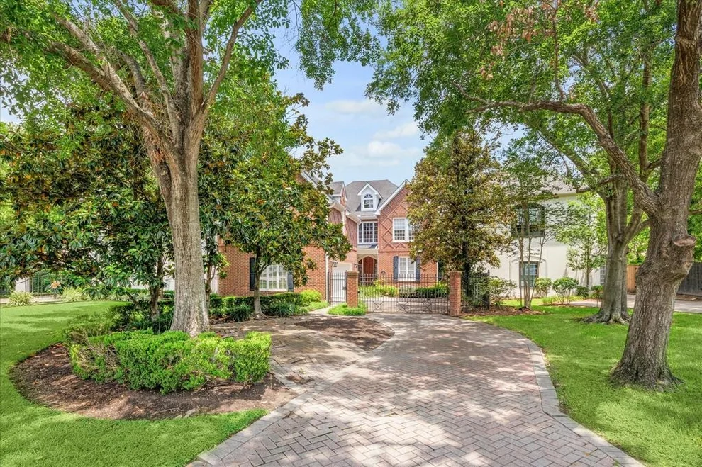 Unit for sale at 16 W Oaks Drive, Houston, TX 77056