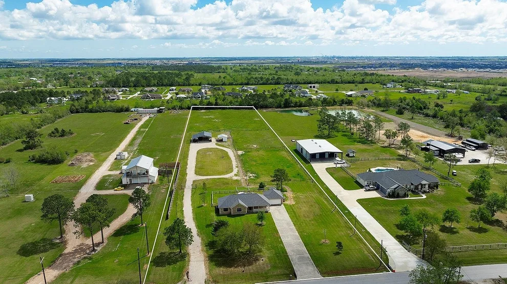 Unit for sale at 1403 Avenue L, Santa Fe, TX 77510