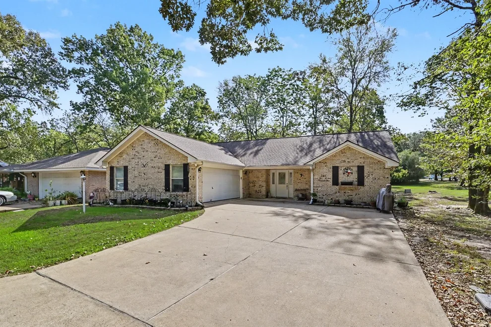 Unit for sale at 281 Broadmoor Drive, Trinity, TX 75862