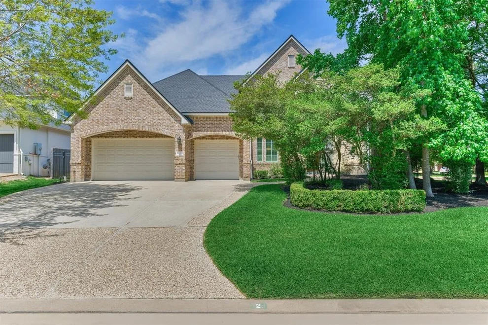 Unit for sale at 2 S Garnet Bend, The Woodlands, TX 77382