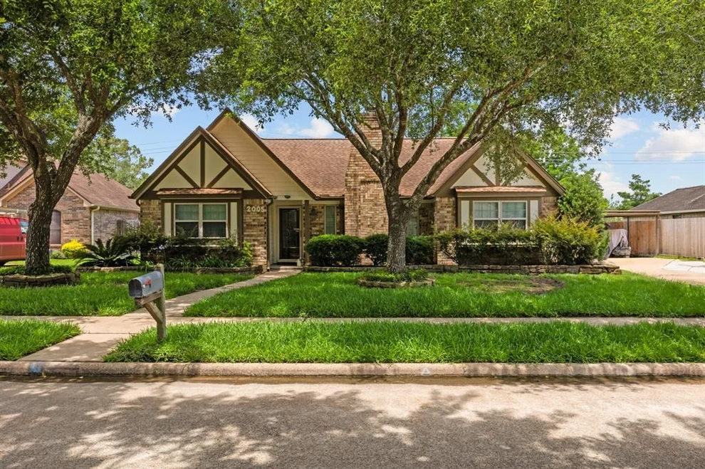 Unit for sale at 2005 E Pine Hill Drive, Pearland, TX 77581