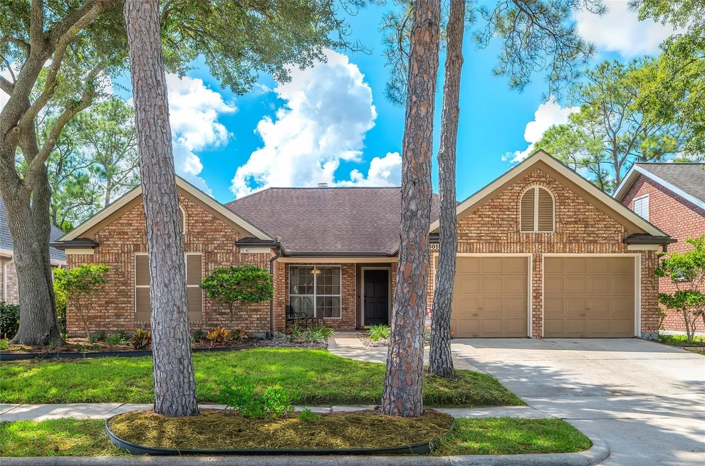 Unit for sale at 16014 Surrey Woods Drive, Friendswood, TX 77546