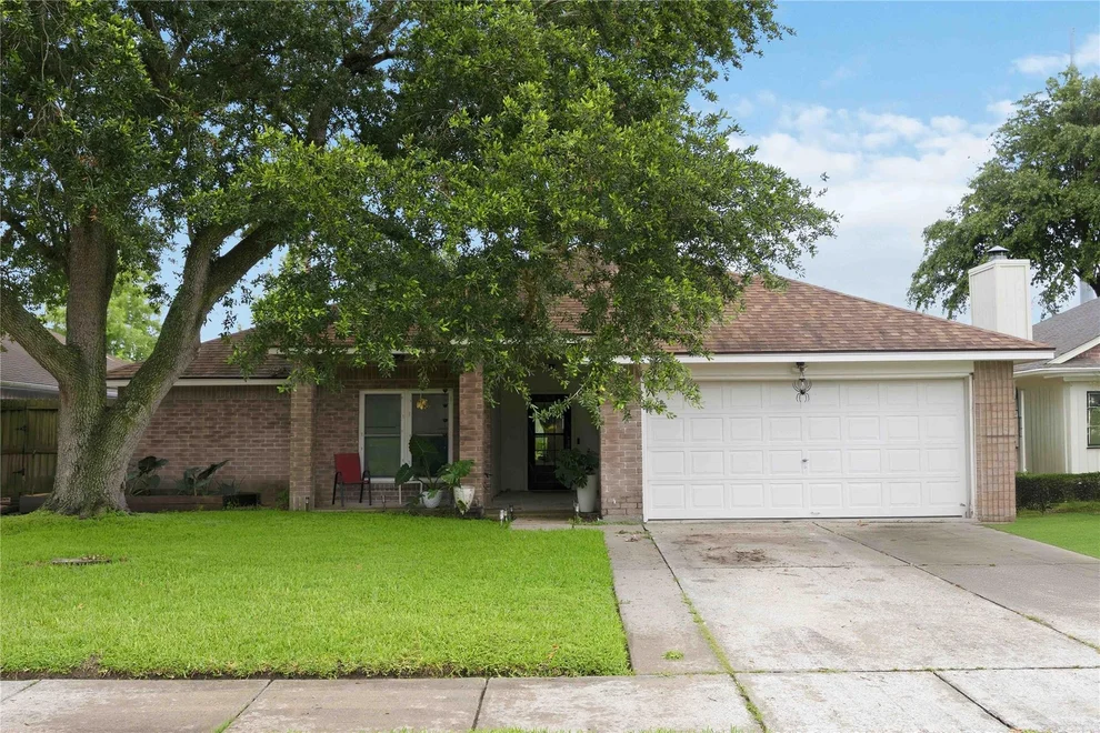 Unit for sale at 2118 Aberdeen Drive, League City, TX 77573