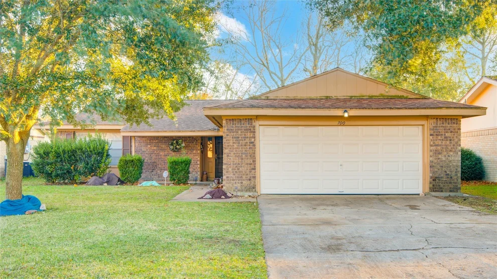 Unit for sale at 700 N Plantation Drive, Angleton, TX 77515