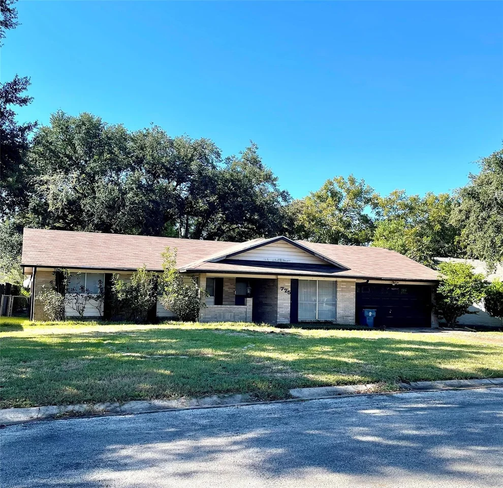Unit for sale at 725 Westwood Drive, Port Lavaca, TX 77979