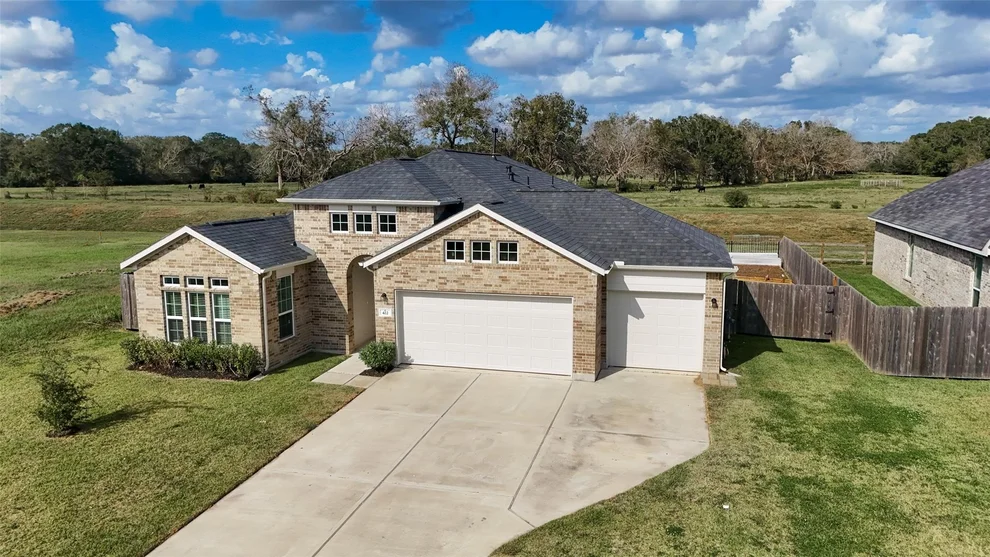 Unit for sale at 422 Wellshire Drive, West Columbia, TX 77486