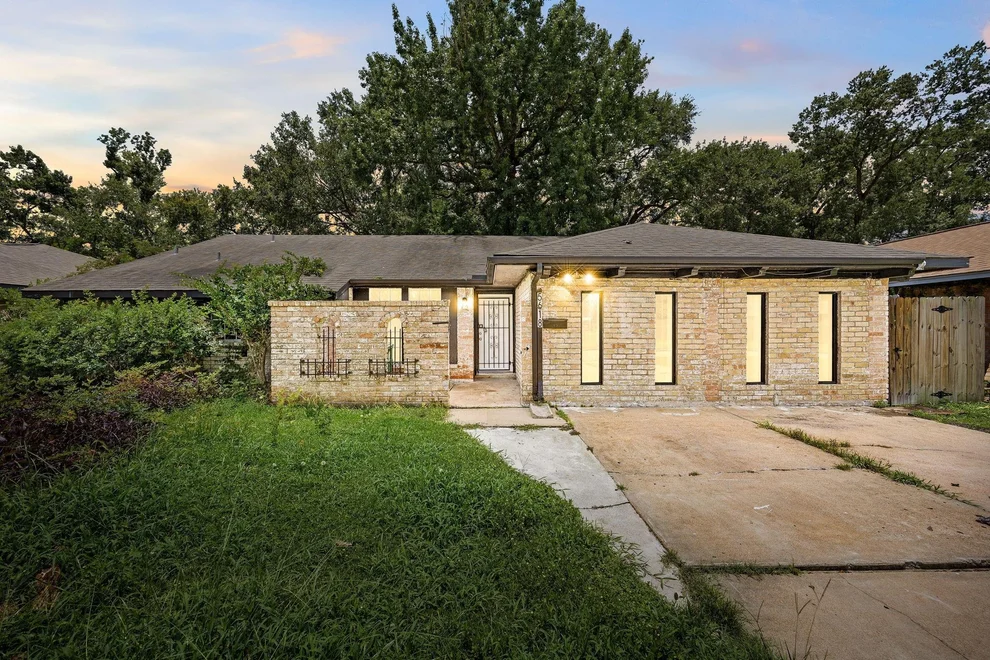 Unit for sale at 5618 Briarwick Lane, Houston, TX 77016