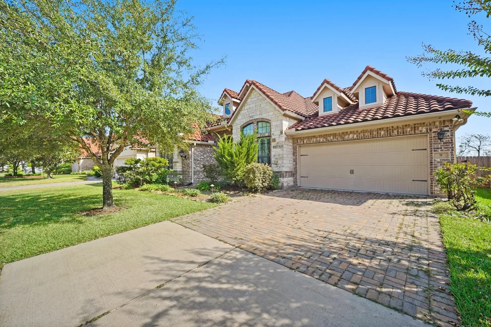 Unit for sale at 9 Oakmont Court, Jersey Village, TX 77064