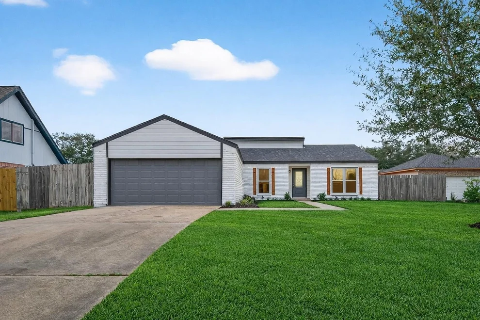 Unit for sale at 13110 Naples Lane, Stafford, TX 77477