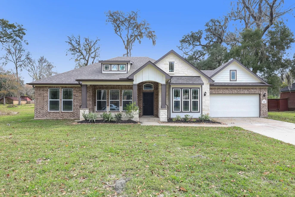Unit for sale at 213 Woodhaven, West Columbia, TX 77486
