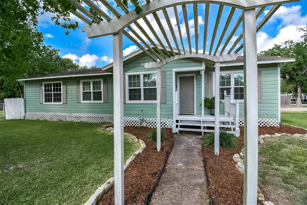 Unit for sale at 319 E Matagorda Avenue, Palacios, TX 77465