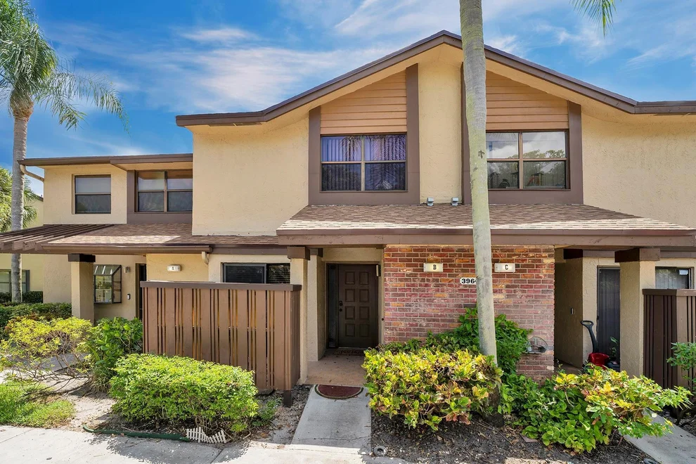 Unit for sale at 3964 Cocoplum Circle, Coconut Creek, FL 33063