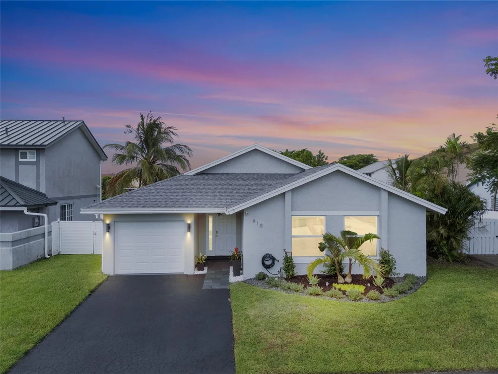 Unit for sale at 910 SW 99th Avenue, Pembroke Pines, FL 33025