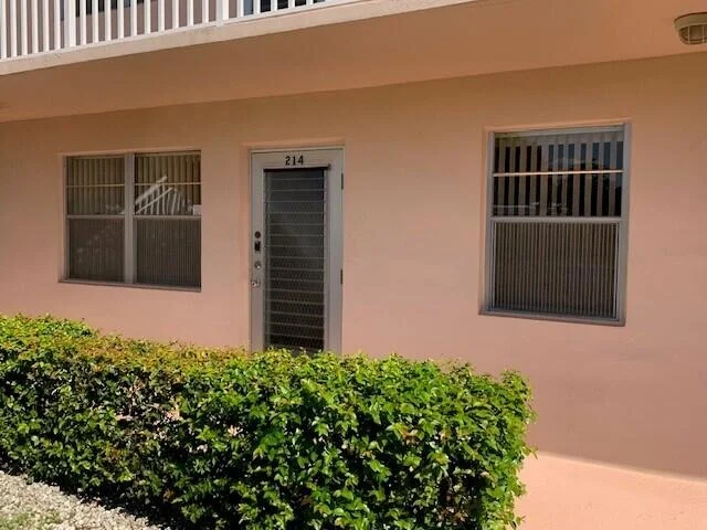 Unit for sale at 214 Dorchester J, West Palm Beach, FL 33417
