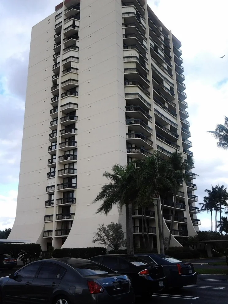 Unit for sale at 2400 Presidential 304 Way, West Palm Beach, FL 33401