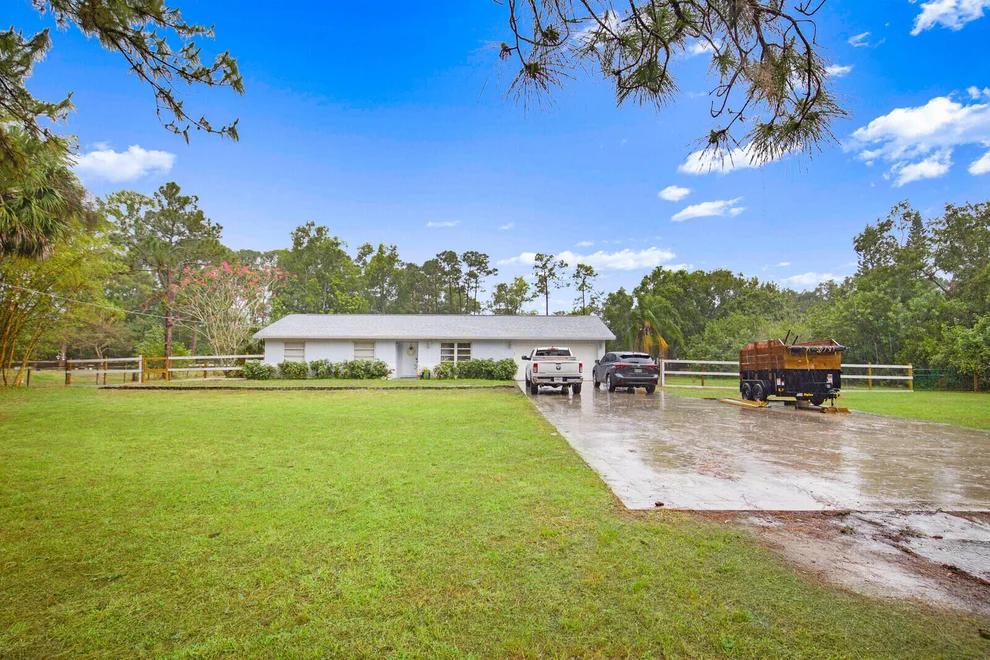 Unit for sale at 16140 E Glasgow Drive, The Acreage, FL 33470
