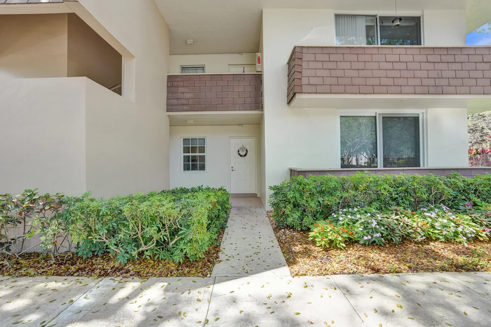 Unit for sale at 3621 Oaks Clubhouse Drive, Pompano Beach, FL 33069