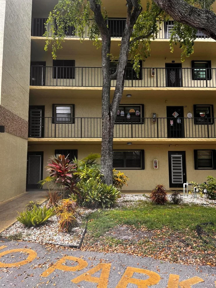 Unit for sale at 367 S Federal Highway, Deerfield Beach, FL 33441