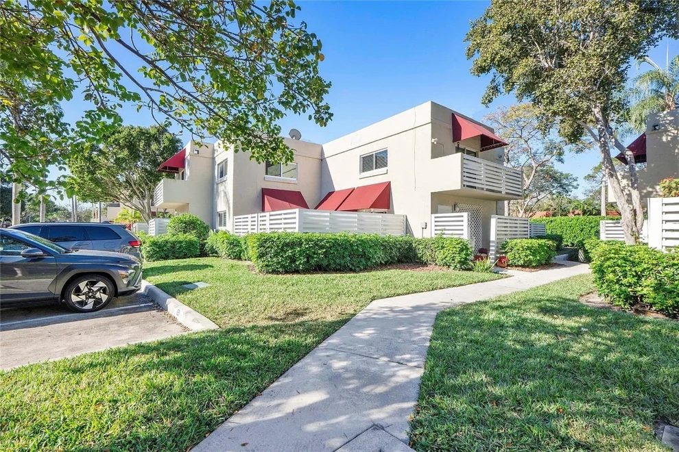 Unit for sale at 565 NW 98th Avenue, Plantation, FL 33324