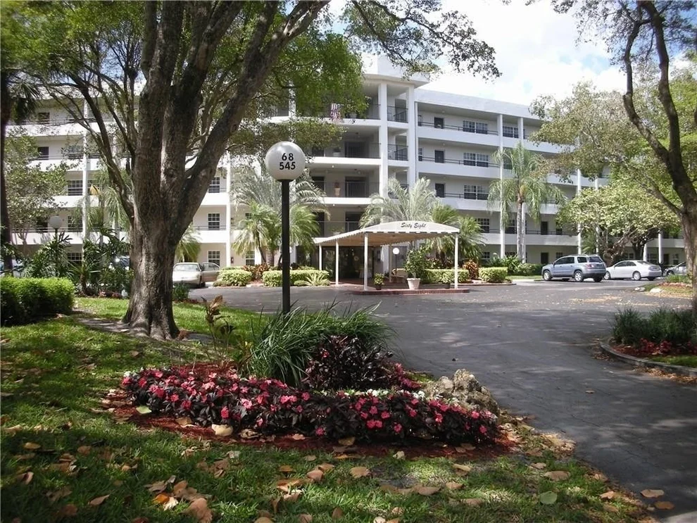 Unit for sale at 545 Oaks Lane, Pompano Beach, FL 33069