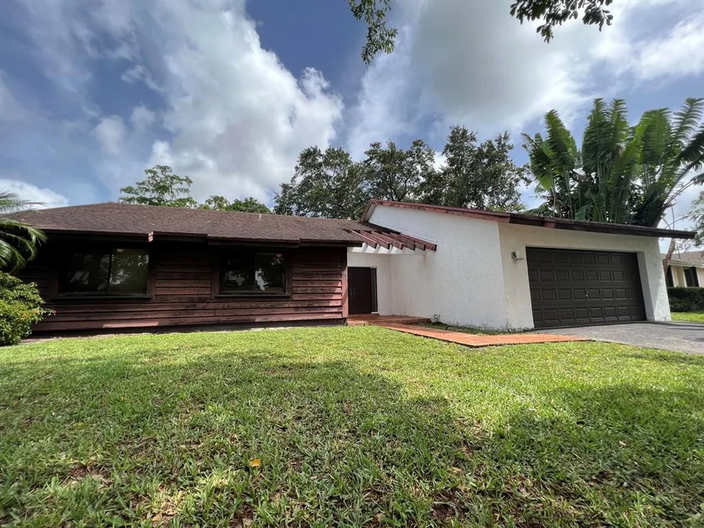 Unit for sale at 800 SW 96 Avenue, Pembroke Pines, FL 33025