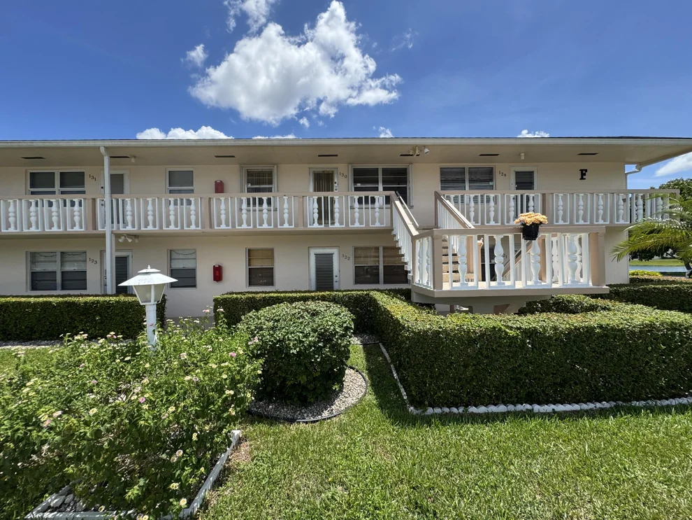 Unit for sale at 130 Chatham F, West Palm Beach, FL 33417