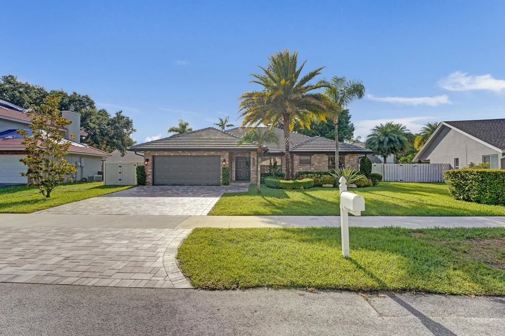 Unit for sale at 800 Blue Ridge Way, Davie, FL 33325