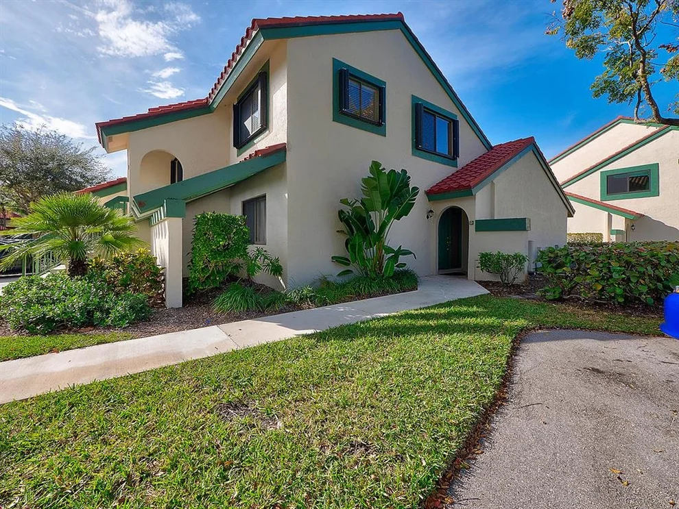 Unit for sale at 3 Lexington Lane E, Palm Beach Gardens, FL 33418