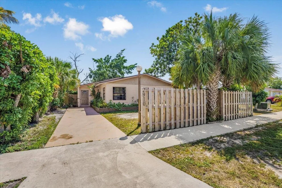 Unit for sale at 2910 SW 11th Street, Fort Lauderdale, FL 33312