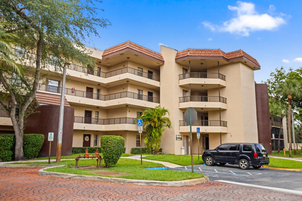 Unit for sale at 10401 W Broward Boulevard, Plantation, FL 33324