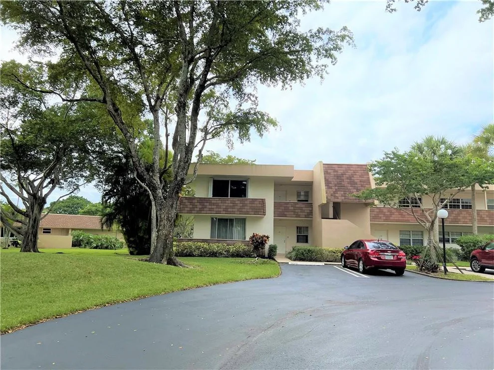Unit for sale at 3611 Oaks Clubhouse Drive, Pompano Beach, FL 33069
