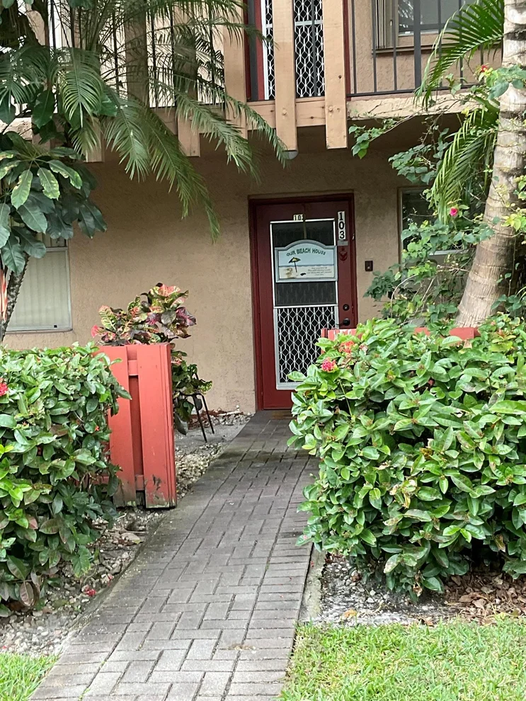 Unit for sale at 7340 Lake Cir Dr., Margate, FL 33063