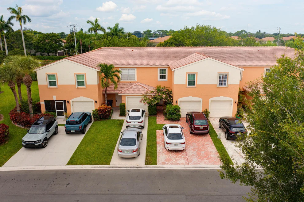 Unit for sale at 6869 Willow Creek Run, Lake Worth, FL 33463