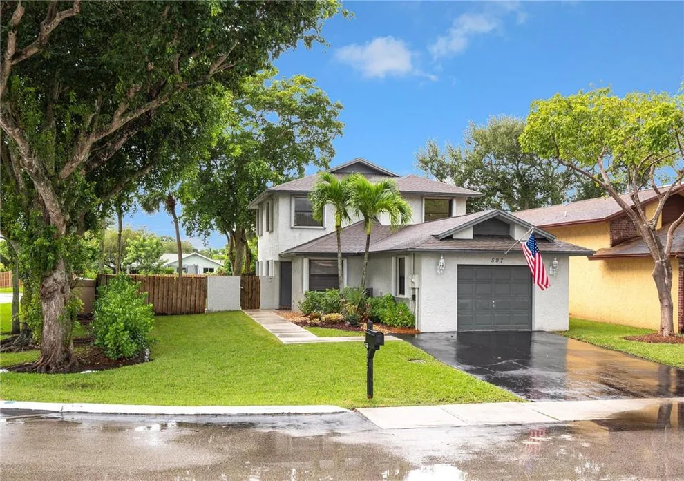 Unit for sale at 597 Lakeside Circle, Sunrise, FL 33326