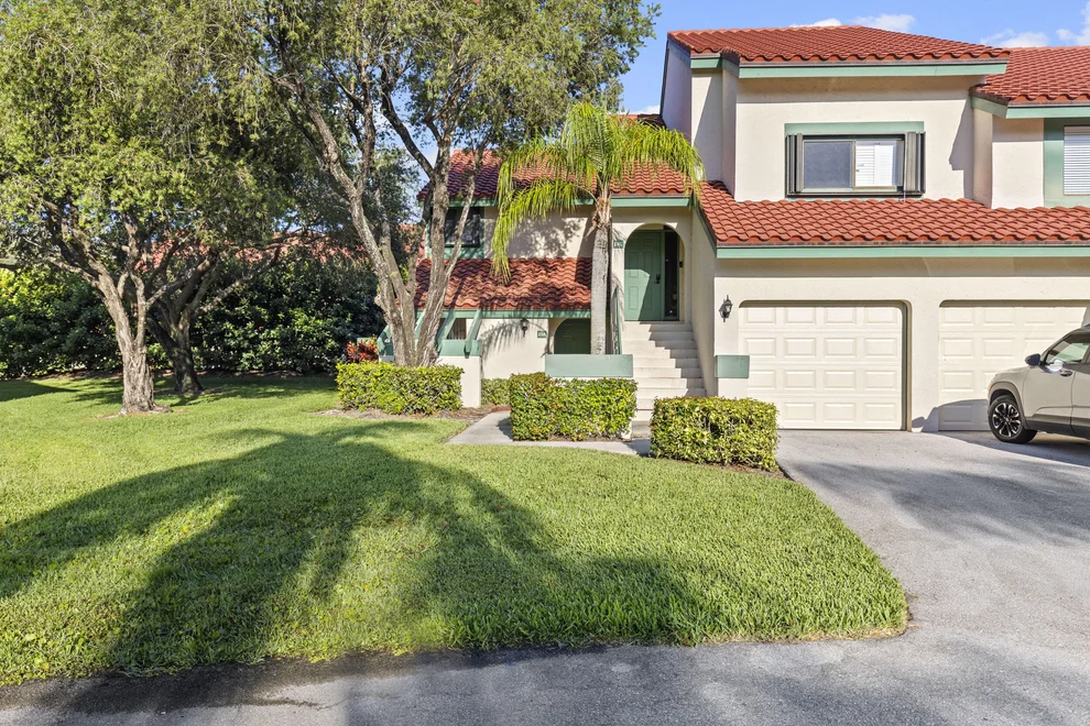 Unit for sale at 23 Lexington Lane W, Palm Beach Gardens, FL 33418