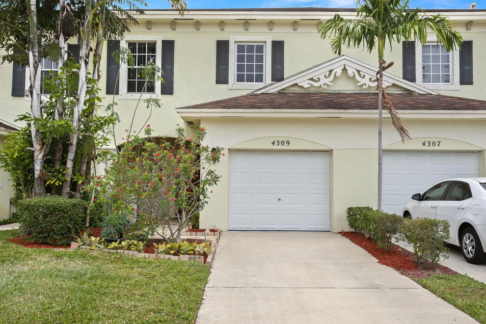 Unit for sale at 4309 Emerald Vis, Lake Worth, FL 33461