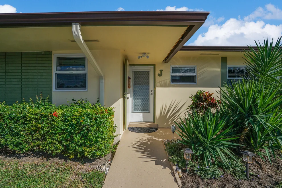 Unit for sale at 2945 Crosley Drive W, West Palm Beach, FL 33415