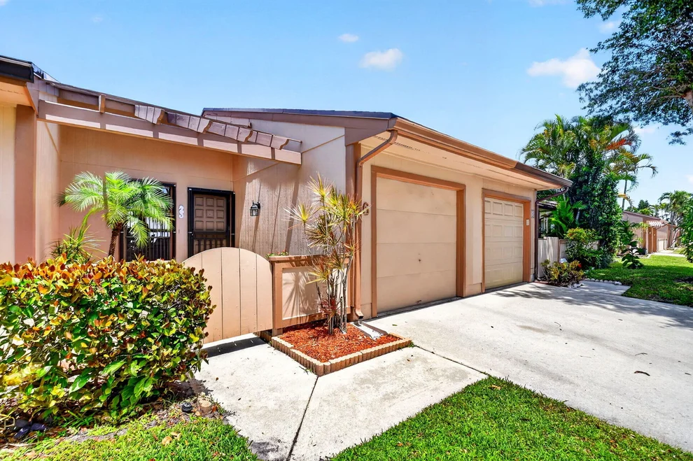 Unit for sale at 6 Farnworth Drive, Boynton Beach, FL 33426