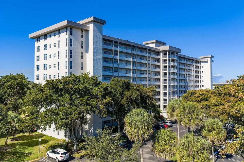 Unit for sale at 575 Oaks Lane, Pompano Beach, FL 33069