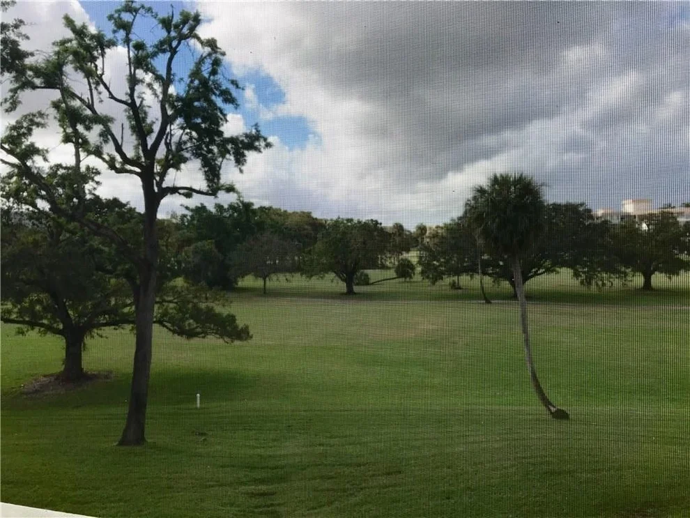 Unit for sale at 565 Oaks Lane, Pompano Beach, FL 33069