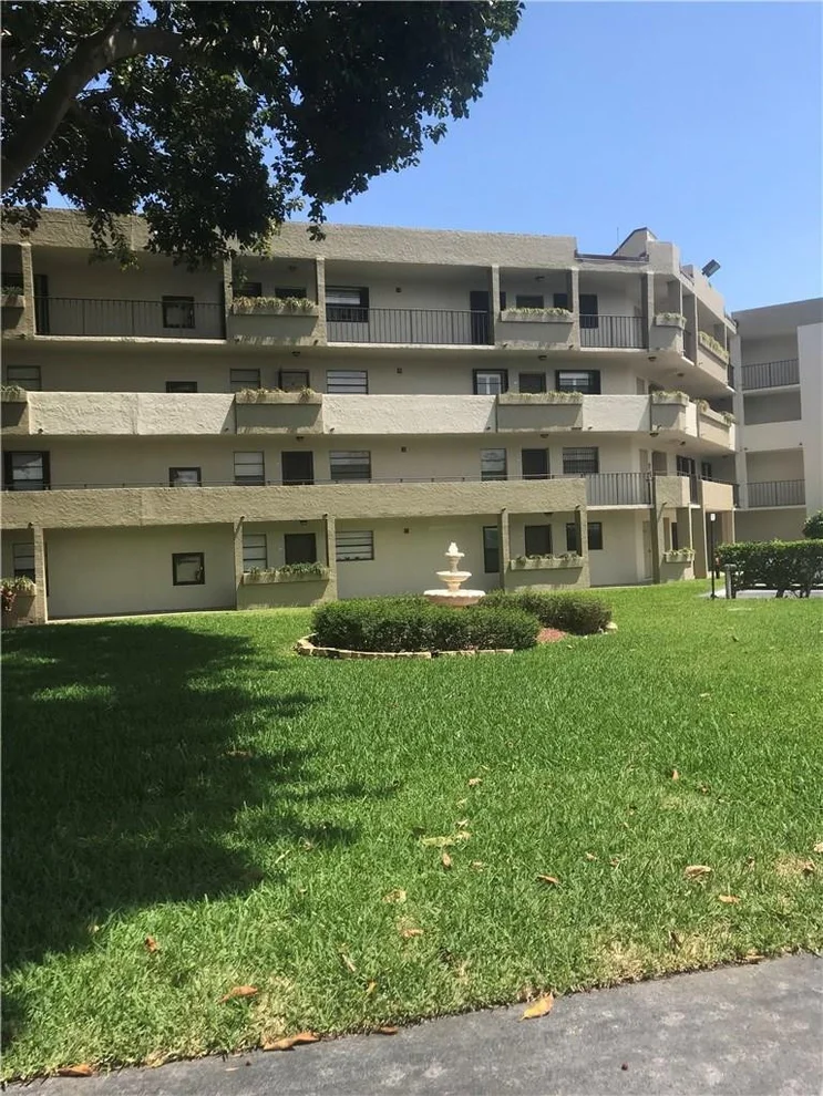 Unit for sale at 555 Banyan Tree Lane, Delray Beach, FL 33483
