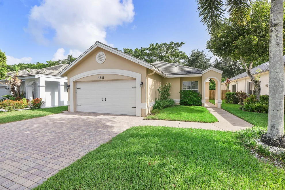 Unit for sale at 8821 Lake Park Circle N, Davie, FL 33328