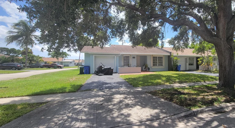 Unit for sale at 5550 Lakewood Circle, Margate, FL 33063