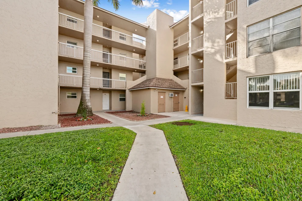 Unit for sale at 9480 Tangerine Place, Davie, FL 33324